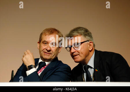 Brighton, UK. 11 Sep, 2017. John Hannett (L), Generalsekretär der Union der Shop, Handel, Netzwerkdienstleistungen und Allied Workers USDAW, und Mick Bargeld, Nationale Gewerkschaft der Eisenbahn-, See- und Transport Workers RMT Union, nehmen an der Trades Union Congress TUC-Konferenz 2017 in Brighton, UK, Monday, September 11, 2017. Credit: Lukas MacGregor/Alamy leben Nachrichten Stockfoto