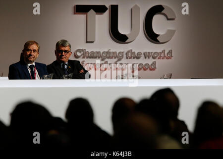 Brighton, UK. 11 Sep, 2017. John Hannett (L), Generalsekretär der Union der Shop, Handel, Netzwerkdienstleistungen und Allied Workers USDAW, und Mick Bargeld, Nationale Gewerkschaft der Eisenbahn-, See- und Transport Workers RMT Union, nehmen an der Trades Union Congress TUC-Konferenz 2017 in Brighton, UK, Monday, September 11, 2017. Credit: Lukas MacGregor/Alamy leben Nachrichten Stockfoto