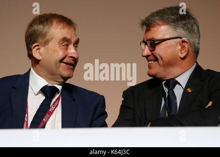 Brighton, UK. 11 Sep, 2017. John Hannett (L), Generalsekretär der Union der Shop, Handel, Netzwerkdienstleistungen und Allied Workers USDAW, und Mick Bargeld, Nationale Gewerkschaft der Eisenbahn-, See- und Transport Workers RMT Union, nehmen an der Trades Union Congress TUC-Konferenz 2017 in Brighton, UK, Monday, September 11, 2017. Credit: Lukas MacGregor/Alamy leben Nachrichten Stockfoto