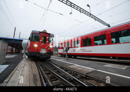 (170911) - URI (Schweiz), Sept. 11, 2017 (Xinhua) - die Züge sind auf der Plattform Bahnhof Andermatt im Kanton Uri stationiert, in der Südlichen Schweiz, Sept. 11, 2017. Zwei Züge kollidierten im zentralen und südlichen Schweizer Ortschaft Andermatt bei rund 11:30 am Montag Morgen, etwa 30 Personen wurden verletzt, die örtliche Polizei sagte. (Xinhua / Xu Jinquan) Stockfoto