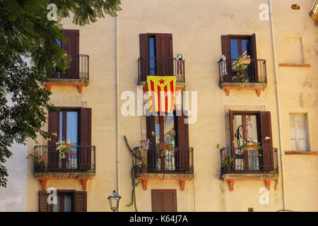 Tarragona, Spanien. 11 Sep, 2017. Gebäude mit Flagge, der behauptet, der independecia für Katalonien, in Spanien Credit: Jordi Clave garsot/alamy leben Nachrichten Stockfoto