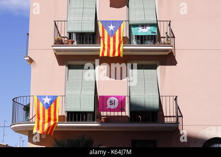 Tarragona, Spanien. 11 Sep, 2017. Gebäude mit Fahnen, die den Anspruch hat, in Katalonien zu stimmen, in der Unabhängigkeit Volksabstimmung aus Spanien Quelle: Jordi Clave garsot/alamy leben Nachrichten Stockfoto