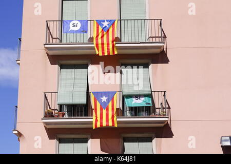 Tarragona, Spanien. 11 Sep, 2017. Gebäude mit Fahnen, die den Anspruch hat, in Katalonien zu stimmen, in der Unabhängigkeit Volksabstimmung aus Spanien Quelle: Jordi Clave garsot/alamy leben Nachrichten Stockfoto