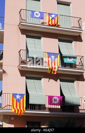 Tarragona, Spanien. 11 Sep, 2017. Gebäude mit Fahnen, die den Anspruch hat, in Katalonien zu stimmen, in der Unabhängigkeit Volksabstimmung aus Spanien Quelle: Jordi Clave garsot/alamy leben Nachrichten Stockfoto