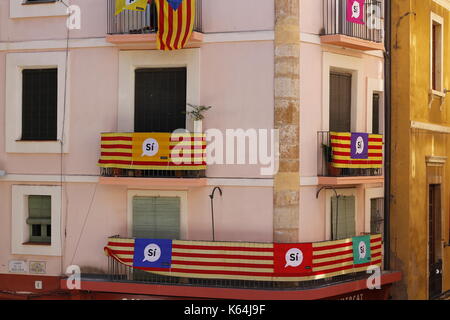 Tarragona, Spanien. 11 Sep, 2017. Gebäude mit Fahnen, die den Anspruch hat, in Katalonien zu stimmen, in der Unabhängigkeit Volksabstimmung aus Spanien Quelle: Jordi Clave garsot/alamy leben Nachrichten Stockfoto