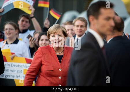 Lübeck, Deutschland. 11 Sep, 2017. Die deutsche Bundeskanzlerin Angela Merkel (M) kommt an der TV-Studio für die 'Wahl' in der Arena Kulturwerft Gollan in Lübeck, Deutschland, 11. September 2017. Angela Merkel beantwortet Fragen der öffentlichen rund zwei Wochen vor den Wahlen. Etwa 150 Männer und Frauen haben die Chance, den Bundeskanzler zu bitten. Foto: Daniel Reinhardt/dpa/Alamy leben Nachrichten Stockfoto