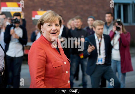 Lübeck, Deutschland. 11 Sep, 2017. Die deutsche Bundeskanzlerin Angela Merkel kommt im TV-Studio für die 'Wahl' in der Arena Kulturwerft Gollan in Lübeck, Deutschland, 11. September 2017. Angela Merkel beantwortet Fragen der öffentlichen rund zwei Wochen vor den Wahlen. Etwa 150 Männer und Frauen haben die Chance, den Bundeskanzler zu bitten. Foto: Daniel Reinhardt/dpa/Alamy leben Nachrichten Stockfoto