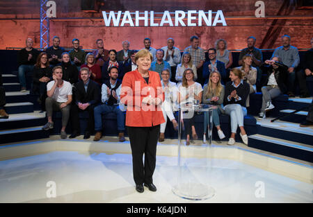 Lübeck, Deutschland. 11 Sep, 2017. Die deutsche Bundeskanzlerin Angela Merkel sieht in die Kamera im TV-Studio des 'Wahl' in der Arena Kulturwerft Gollan in Lübeck, Deutschland, 11. September 2017. Angela Merkel beantwortet Fragen der öffentlichen rund zwei Wochen vor den Wahlen. Etwa 150 Männer und Frauen haben die Chance, den Bundeskanzler zu bitten. Foto: Daniel Reinhardt/dpa/Alamy leben Nachrichten Stockfoto