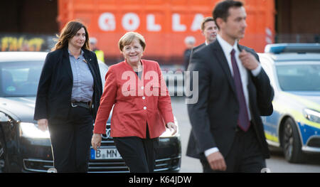 Lübeck, Deutschland. 11 Sep, 2017. Die deutsche Bundeskanzlerin Angela Merkel (M) kommt an der TV-Studio für die 'Wahl' in der Arena Kulturwerft Gollan in Lübeck, Deutschland, 11. September 2017. Angela Merkel beantwortet Fragen der öffentlichen rund zwei Wochen vor den Wahlen. Etwa 150 Männer und Frauen haben die Chance, den Bundeskanzler zu bitten. Foto: Daniel Reinhardt/dpa/Alamy leben Nachrichten Stockfoto