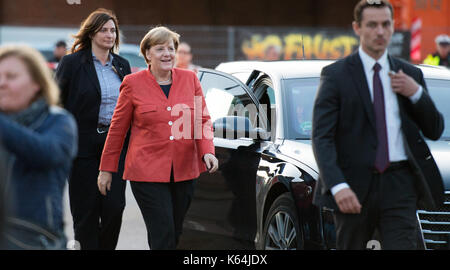 Lübeck, Deutschland. 11 Sep, 2017. Die deutsche Bundeskanzlerin Angela Merkel (M) kommt an der TV-Studio für die 'Wahl' in der Arena Kulturwerft Gollan in Lübeck, Deutschland, 11. September 2017. Angela Merkel beantwortet Fragen der öffentlichen rund zwei Wochen vor den Wahlen. Etwa 150 Männer und Frauen haben die Chance, den Bundeskanzler zu bitten. Foto: Daniel Reinhardt/dpa/Alamy leben Nachrichten Stockfoto