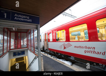 (170911) - URI (Schweiz), Sept. 11, 2017 (Xinhua) - ein Zug auf der Plattform Bahnhof Andermatt im Kanton Uri stationiert, in der Südlichen Schweiz, Sept. 11, 2017. Zwei Züge kollidierten im zentralen und südlichen Schweizer Ortschaft Andermatt bei rund 11:30 am Montag Morgen, etwa 30 Personen wurden verletzt, die örtliche Polizei sagte. (Xinhua / Xu Jinquan) Stockfoto