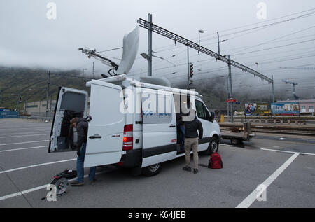 (170911) - URI (Schweiz), Sept. 11, 2017 (Xinhua) - Fernseher van ist am Bahnhof Andermatt im Kanton Uri gesehen, zentrale - in der südlichen Schweiz, Sept. 11, 2017. Zwei Züge kollidierten im zentralen und südlichen Schweizer Ortschaft Andermatt bei rund 11:30 am Montag Morgen, etwa 30 Personen wurden verletzt, die örtliche Polizei sagte. (Xinhua / Xu Jinquan) Stockfoto