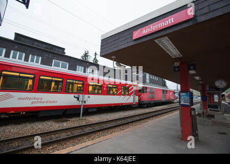 (170911) - URI (Schweiz), Sept. 11, 2017 (Xinhua) - ein Zug auf der Plattform Bahnhof Andermatt im Kanton Uri stationiert, in der Südlichen Schweiz, Sept. 11, 2017. Zwei Züge kollidierten im zentralen und südlichen Schweizer Ortschaft Andermatt bei rund 11:30 am Montag Morgen, etwa 30 Personen wurden verletzt, die örtliche Polizei sagte. (Xinhua / Xu Jinquan) Stockfoto