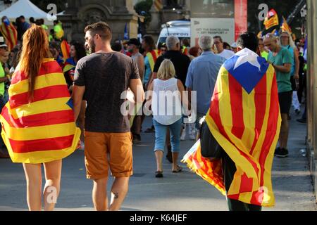 Barcelona, Spanien. 11 Sep, 2017. Menschen die Teilnahme mit katalanischen städtischer Abgeordneter Symbole an der Iada, der Nationalfeiertag von Katalonien. Quelle: Dino Geromella/Alamy leben Nachrichten Stockfoto