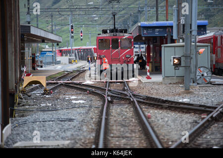 (170911) - URI (Schweiz), Sept. 11, 2017 (Xinhua) - ein Arbeitnehmer Spaziergänge hinter einen Zug am Bahnhof Andermatt im Kanton Uri, in der Südlichen Schweiz, Sept. 11, 2017. Zwei Züge kollidierten im zentralen und südlichen Schweizer Ortschaft Andermatt bei rund 11:30 am Montag Morgen, etwa 30 Personen wurden verletzt, die örtliche Polizei sagte. (Xinhua / Xu Jinquan) Stockfoto