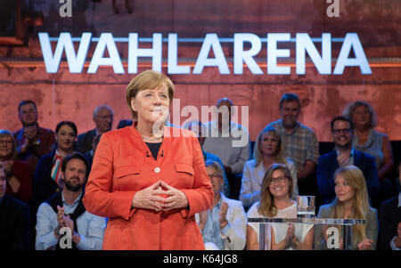 Lübeck, Deutschland. 11 Sep, 2017. dpatop - Bundeskanzlerin Angela Merkel sieht in die Kamera im TV-Studio des 'Wahl' in der Arena Kulturwerft Gollan in Lübeck, Deutschland, 11. September 2017. Angela Merkel beantwortet Fragen der öffentlichen rund zwei Wochen vor den Wahlen. Etwa 150 Männer und Frauen haben die Chance, den Bundeskanzler zu bitten. Foto: Daniel Reinhardt/dpa/Alamy leben Nachrichten Stockfoto