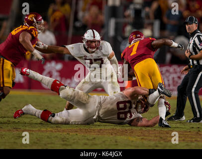 Los Angeles, CA, USA. 09 Sep, 2017. Stanford defensive lineman (66) Harrison Phillips packt USC zurück läuft (7) Stephen Carr in einem Spiel zwischen den Stanford Cardinal USC Trojans vs am Samstag, 9. September 2017 auf der Los Angeles Memorial Coliseum Los Angeles, Kalifornien. USC besiegt Stanford 42-24. (Mandatory Credit: Juan Lainez/MarinMedia.org/Cal Sport Media) (Komplette Fotograf und Kreditkarte erforderlich) Credit: Csm/Alamy leben Nachrichten Stockfoto