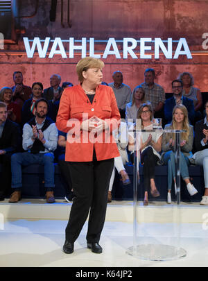 Lübeck, Deutschland. 11 Sep, 2017. Die deutsche Bundeskanzlerin Angela Merkel sieht in die Kamera im TV-Studio des 'Wahl' in der Arena Kulturwerft Gollan in Lübeck, Deutschland, 11. September 2017. Angela Merkel beantwortet Fragen der öffentlichen rund zwei Wochen vor den Wahlen. Etwa 150 Männer und Frauen haben die Chance, den Bundeskanzler zu bitten. Foto: Daniel Reinhardt/dpa/Alamy leben Nachrichten Stockfoto