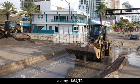 Fort Lauderdale, FL, USA. 11 Sep, 2017. Stadt Crew klar Sand aus der Ecke Las Olas Blvd., und 1. eine im Fort Laudedale, Montag, Sept. 11, 2017, in Fort Lauderdale nach der Verabschiedung des Hurrikan Irma Credit: Sonne-hinweissymbol/ZUMA Draht/Alamy leben Nachrichten Stockfoto