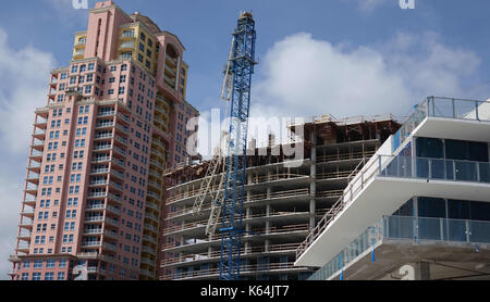 Fort Lauderdale, FL, USA. 11 Sep, 2017. Ein Kran, die von den Winden des Hurrikans Irma brachte an der Unterkonstruktion Auberge Residence und Hotel in Fort Laudedale gesehen wird, Montag, Sept. 11, 2017, Erste Lauderdale Credit: Sonne-hinweissymbol/ZUMA Draht/Alamy leben Nachrichten Stockfoto