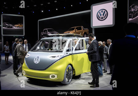 Die VW-Konzeptstudie "VW-ID "Buzz" steht auf dem Gelände der Messe in Frankfurt/Main, Deutschland, 11. September 2017. Die Internationale Automobil-Ausstellung (IAA) ist auf die zwischen dem 14. und 24. September 2017. Mehr als 1.000 Hersteller aus fast 40 Ländern präsentieren ihre Produkte auf der Messe. Foto: Boris Roessler/dpa Stockfoto