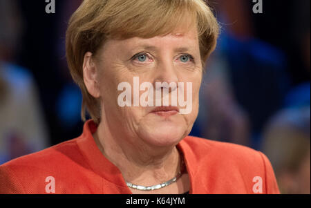 Lübeck, Deutschland. 11 Sep, 2017. Die deutsche Bundeskanzlerin Angela Merkel sieht in die Kamera im TV-Studio des 'Wahl' in der Arena Kulturwerft Gollan in Lübeck, Deutschland, 11. September 2017. Angela Merkel beantwortet Fragen der öffentlichen rund zwei Wochen vor den Wahlen. Etwa 150 Männer und Frauen haben die Chance, den Bundeskanzler zu bitten. Foto: Daniel Reinhardt/dpa/Alamy leben Nachrichten Stockfoto