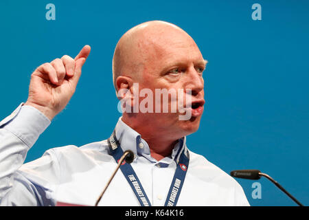 Brighton, UK. 11 Sep, 2017. Matt Rack, Generalsekretär der Feuerwehren Union, FBU, spricht über die Grenfell Turm Brandkatastrophe in der Trades Union Congress TUC-Konferenz 2017 in Brighton, UK, Monday, September 11, 2017. Credit: Lukas MacGregor/Alamy leben Nachrichten Stockfoto