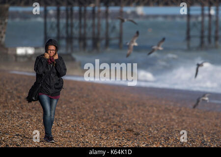 Brighton, UK. 11 Sep, 2017. UK Wetter. Dämmerung auf einem blustery Abend am Strand von Brighton. Credit: Guy Bell/Alamy leben Nachrichten Stockfoto