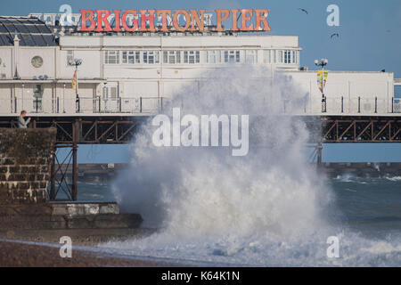 Brighton, UK. 11 Sep, 2017. UK Wetter. Die Wellen in der Dämmerung an einem stürmischen Abend am Strand von Brighton. Credit: Guy Bell/Alamy leben Nachrichten Stockfoto