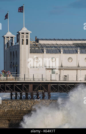 Brighton, UK. 11 Sep, 2017. UK Wetter. Die Wellen in der Dämmerung an einem stürmischen Abend am Strand von Brighton. Credit: Guy Bell/Alamy leben Nachrichten Stockfoto