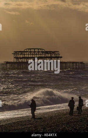 Brighton, UK. 11 Sep, 2017. UK Wetter. Die Sonne bricht durch die Wolken über die Reste der alten Pier - Dämmerung auf einem blustery Abend am Strand von Brighton. Credit: Guy Bell/Alamy leben Nachrichten Stockfoto