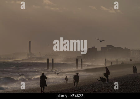 Brighton, UK. 11 Sep, 2017. UK Wetter. Dämmerung auf einem blustery Abend am Strand von Brighton. Credit: Guy Bell/Alamy leben Nachrichten Stockfoto