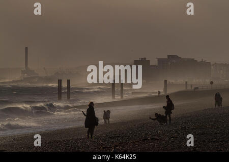 Brighton, UK. 11 Sep, 2017. UK Wetter. Dämmerung auf einem blustery Abend am Strand von Brighton. Credit: Guy Bell/Alamy leben Nachrichten Stockfoto