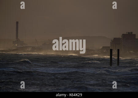 Brighton, UK. 11 Sep, 2017. UK Wetter. Dämmerung auf einem blustery Abend am Strand von Brighton. Credit: Guy Bell/Alamy leben Nachrichten Stockfoto