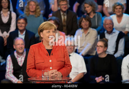 Lübeck, Deutschland. 11 Sep, 2017. Die deutsche Bundeskanzlerin Angela Merkel lächelt im TV-Studio des 'Wahl' in der Arena Kulturwerft Gollan in Lübeck, Deutschland, 11. September 2017. Angela Merkel beantwortet Fragen der öffentlichen rund zwei Wochen vor den Wahlen. Etwa 150 Männer und Frauen haben die Chance, den Bundeskanzler zu bitten. Foto: Daniel Reinhardt/dpa/Alamy leben Nachrichten Stockfoto