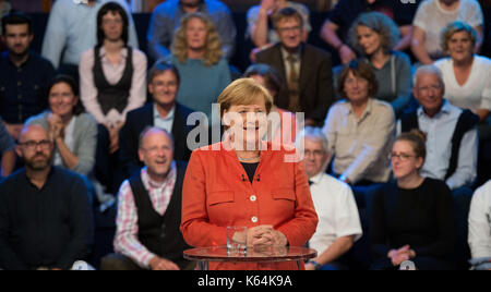 Lübeck, Deutschland. 11 Sep, 2017. Die deutsche Bundeskanzlerin Angela Merkel lächelt im TV-Studio des 'Wahl' in der Arena Kulturwerft Gollan in Lübeck, Deutschland, 11. September 2017. Angela Merkel beantwortet Fragen der öffentlichen rund zwei Wochen vor den Wahlen. Etwa 150 Männer und Frauen haben die Chance, den Bundeskanzler zu bitten. Foto: Daniel Reinhardt/dpa/Alamy leben Nachrichten Stockfoto