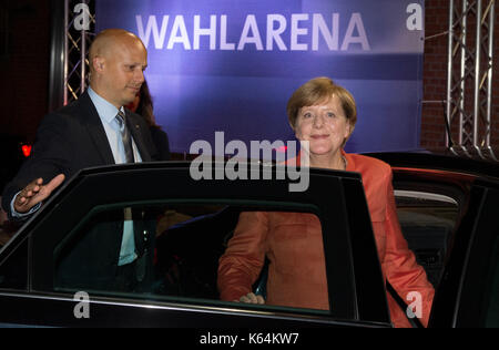 Lübeck, Deutschland. 11 Sep, 2017. Die deutsche Bundeskanzlerin Angela Merkel lässt die TV-Studio der 'Wahl' in der Arena Kulturwerft Gollan in Lübeck, Deutschland, 11. September 2017. Angela Merkel beantwortet Fragen der öffentlichen rund zwei Wochen vor den Wahlen. Etwa 150 Männer und Frauen haben die Chance, den Bundeskanzler zu bitten. Foto: Daniel Reinhardt/dpa/Alamy leben Nachrichten Stockfoto