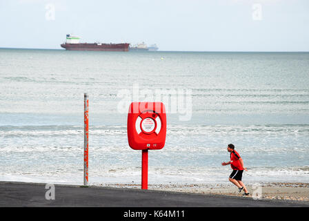 Weymouth, Großbritannien. 11 Sep, 2017. UK Wetter. Die Menschen machen den Großteil der ungerade, sonnigen Bann auf einer ansonsten kalten und grauen Tag in Weymouth Sands Credit: stuart Hartmut Ost/Alamy leben Nachrichten Stockfoto