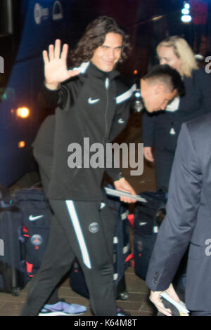 Glasgow, Schottland, Großbritannien. 11. September 2017. Edinson Cavani, und der Rest der Paris Saint-Germain (PSG) Fußballmannschaft Ankunft am Flughafen von Glasgow aus Frankreich, vor der morgigen UEFA Champions League qualifier Match gegen Celtic. Voraussichtlich vor einer Masse von rund 58.000 Fans im Celtic Park zu spielen, sind die Pariser Edinson Cavani, plus Unterzeichnung, Neymar und Kylian Mbappé (auf Darlehen von AS Monaco). Angesichts der hohen Profil des Spiels, und die jüngsten Terroranschläge, die zusätzlichen Sicherheitsmaßnahmen in und um das Stadion. Iain McGuinness/Alamy leben Nachrichten Stockfoto