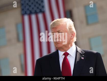 Arlington, Vereinigten Staaten von Amerika. 11 Sep, 2017. Us-Präsident Donald Trump während der Zeremonie zum Gedenken an den Jahrestag der Terroranschläge vom 11 am Pentagon am 11. September 2017 in Arlington, Virginia. Credit: Planetpix/Alamy leben Nachrichten Stockfoto