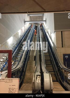 London, Großbritannien. 15 Feb, 2017. Der neue U-Bahnhof Tottenham Court Road erhält neue Fahrtreppen in London, England, 15. Februar 2017. Foto: Philip Dethlefs/dpa/Alamy leben Nachrichten Stockfoto