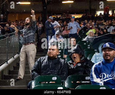 San Francisco, Kalifornien, USA. 11 Sep, 2017. Fans warten während der zweiten Regen verzögert sich der MLB Spiel zwischen den Los Angeles Dodgers und den San Francisco Giants bei AT&T Park in San Francisco, Kalifornien. Valerie Shoaps/CSM/Alamy leben Nachrichten Stockfoto