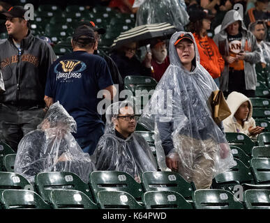 San Francisco, Kalifornien, USA. 11 Sep, 2017. Fans warten während der zweiten Regen verzögert sich der MLB Spiel zwischen den Los Angeles Dodgers und den San Francisco Giants bei AT&T Park in San Francisco, Kalifornien. Valerie Shoaps/CSM/Alamy leben Nachrichten Stockfoto