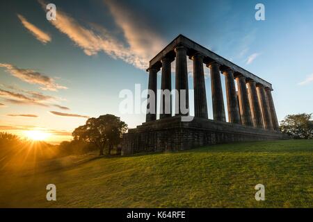 Edinburgh, Schottland, Großbritannien. 12 Sep, 2017. Sunrise der nationalen Denkmal von Schottland von Calton Hill in Edinburgh am 12. September 2017. Eine schöne Dämmerung, mit verstreuten Duschen und durchwachsenes Wetter später am Tag. Credit: Rich Dyson/Alamy leben Nachrichten Stockfoto