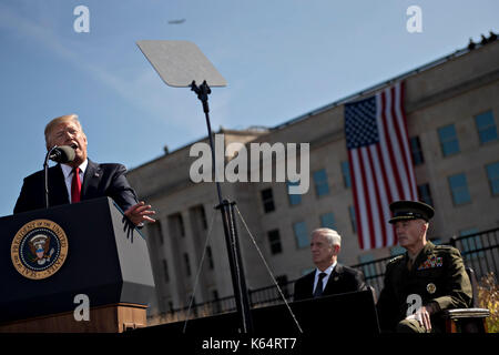 Washington DC, USA. 11 Sep, 2017. Präsidenten der Vereinigten Staaten Donald J. Trumpf, Links, spricht als General Joseph Dunford, Vorsitzender des Generalstabs, Recht und Jim Mattis, US-Verteidigungsminister, Zuhören, während einer Zeremonie zum Gedenken an den 11. September 2001 Terroranschläge auf das Pentagon in Washington, DC, USA, am Montag, Sept. 11, 2017. Quelle: dpa Picture alliance/Alamy leben Nachrichten Stockfoto