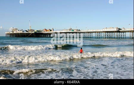 Brighton, UK. 12 Sep, 2017. Ein Läufer, kühlt sich ab im Meer von Brighton Palace Pier in der schönen am frühen Morgen Sonnenschein an der Südküste: Simon Dack/Alamy leben Nachrichten Stockfoto