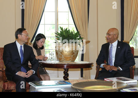 Kingston. 11 Sep, 2017. Jamaika's Governor General Patrick Allen (R) trifft mit dem Besuch der chinesischen Staatsrat Yang Jiechi in Kingston Sept. 11, 2017. Credit: Huang Yanan/Xinhua/Alamy leben Nachrichten Stockfoto