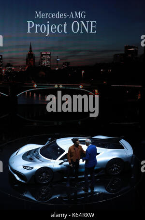 Frankfurt am Main, Deutschland. 11 Sep, 2017. Dieter Zetsche (R), der Vorsitzende der deutsche Autohersteller Daimler AG und Leiter Mercedes-Benz Cars, und Mercedes' Brite Lewis Hamilton posieren vor einem Mercedes AMG-Projekt ein Auto während einer Vorschau Nacht für die Medien am Vorabend der Eröffnung der Internationalen Automobil Ausstellung (IAA) in Frankfurt am Main, West Germany, Sept. 11, 2017. Credit: Luo Huanhuan/Xinhua/Alamy leben Nachrichten Stockfoto