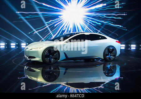 Frankfurt am Main, Deutschland. 12 Sep, 2017. Frankfurt am Main, Deutschland. 12 Sep, 2017. Der Automobilhersteller präsentiert BMW die BMW ich Vision Dynamik während der Pressekonferenz in Frankfurt am Main, Deutschland, 12. September 2017. Von 14-24 September Hersteller präsentieren ihre Innovationen auf der weltgrößten Automobilausstellung. Quelle: dpa Picture alliance/Alamy Leben Nachrichten Quelle: dpa Picture alliance/Alamy leben Nachrichten Stockfoto