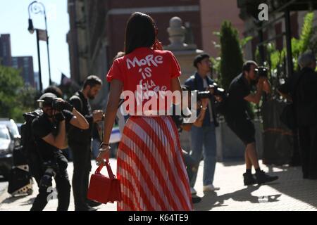 New York City, USA. 08 Sep, 2017. Giovanna Battaglia Engelbert, Senior Fashion Editor von Vogue Japan, auf der Straße, die während der New York Fashion Week - September 8, 2017 - Foto: Start- und Landebahn Manhattan/Valentina Ranieri *** Für die redaktionelle Nutzung nur*** | Verwendung weltweit/dpa/Alamy leben Nachrichten Stockfoto